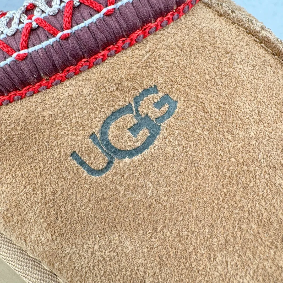 Pick up locally💰520 UGG ethnic style 2553 classic autumn and winter sheep fur all-in-one snow boots. All shoes are made from the same factory as ZP. Longfeng A-grade Australian imported sheep fur all-in-one ethnic style. Brand OEM production line. Fully follow the ZP process. OEM original pattern maker. Adhering to the principle of no original shoes and no development selection. Pay attention to every detail. The most authentic version on the market. TREADLITE "Light Wing" technology outsole. Lightweight/durable/flexible/pile size: 35 36 37 38 39 40 41 42 Coding: by2936060